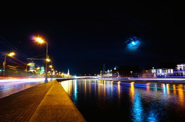 Moskova Kremlin ve Moskova Nehri'ne gece dolunay altında gemilerde. Hızlandırılmış