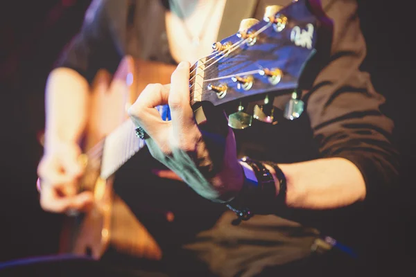 Akustik gitar çalmak gitaristi ve yakın çekim — Stok fotoğraf