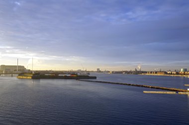 Günbatımı denize. Öresund Boğazı, Kopenhag, Danimarka yakınındaki. 05 Ocak 2013