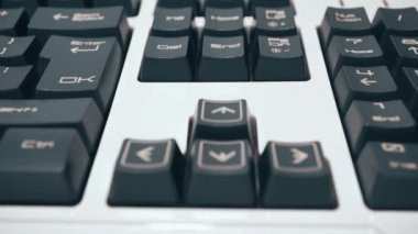 Bir görünümün beyaz klavye boyunca hareket