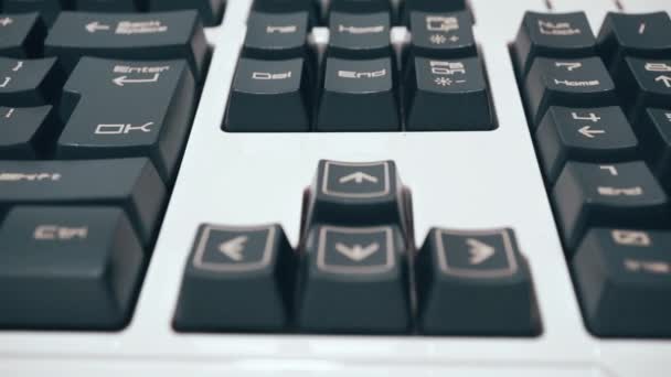 Hnutí z pohledu podél bílé klávesnice — Stock video