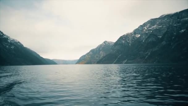 Mouvement à travers les fjords et les montagnes norvégiennes. Norvège, mai 2013 — Video