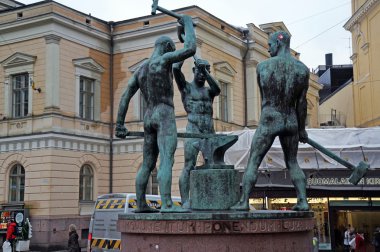 Helsinki, Finlandiya için üç demirci heykel. 02 Ocak, 2013