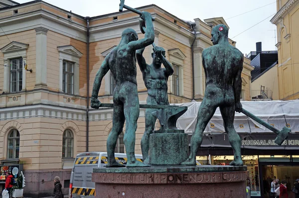 Helsinki, Finlandiya için üç demirci heykel. 02 Ocak, 2013