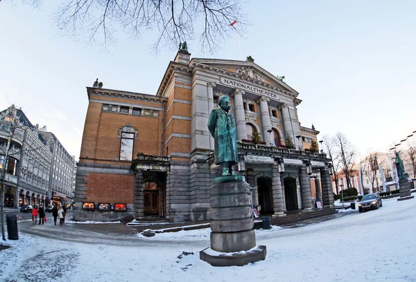 Oslo, Norveç 'te Henrik Ibsen heykeli ile Ulusal Tiyatro — Stok fotoğraf
