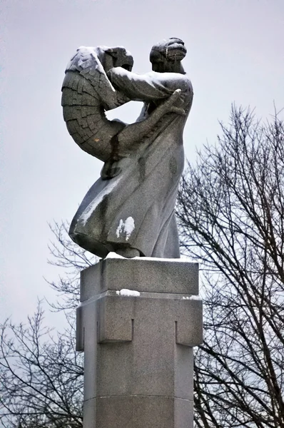 Escultura de una mujer y un monstruo en el parque de esculturas Vigeland en Oslo, Noruega — Foto de Stock