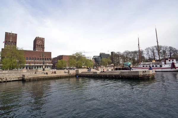 Blick vom Meer auf den Hafen und das Rathaus von Oslo — Stockfoto