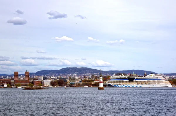 Uitzicht vanaf de zee naar een veerboot, Oslo en de Oslo Fjord — Stockfoto