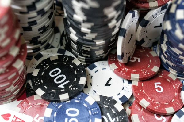 Bir poker oyuncusu yer