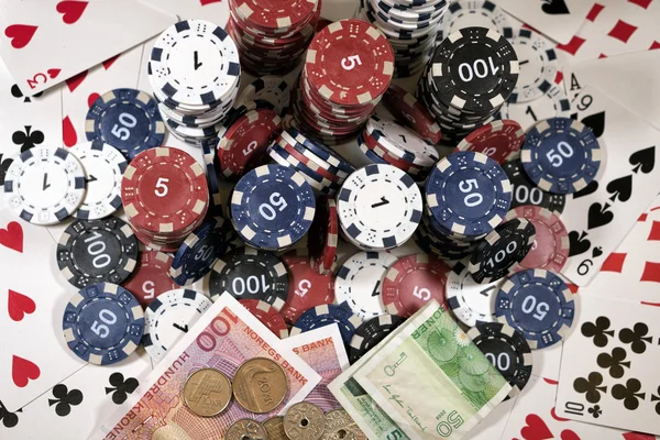 Bir poker oyuncusu yeri; kartları, cips ve para — Stok fotoğraf