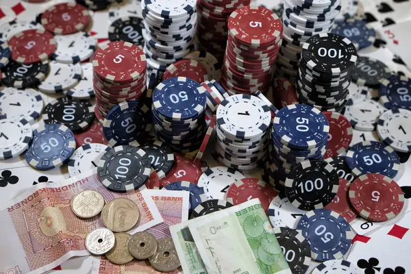 A hely egy pókerjátékos; kártyák, a chipek és a pénz — Stock Fotó