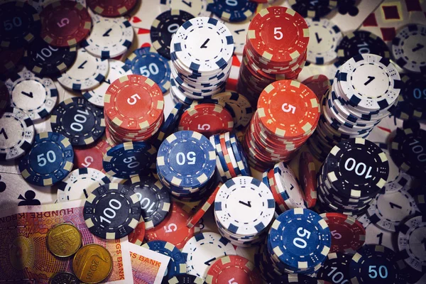 Bir poker oyuncusu yeri; kartları, cips ve para