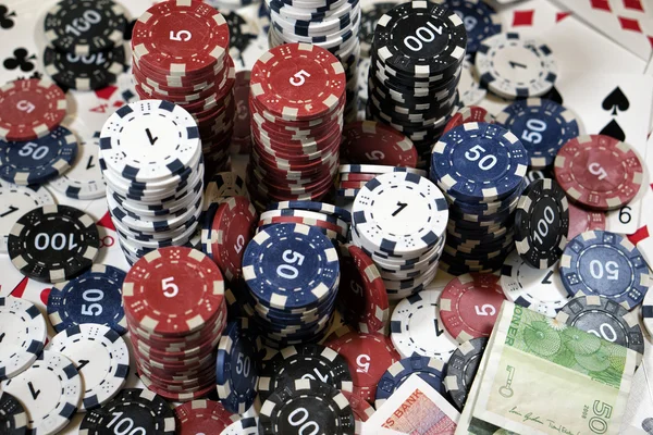 Место игрока в покер; карты, фишки и деньги — стоковое фото