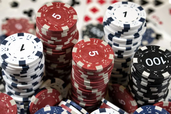Bir poker oyuncusu yer