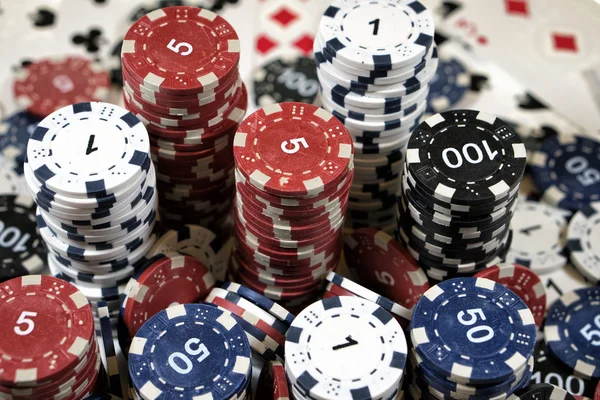 Bir poker oyuncusu yer