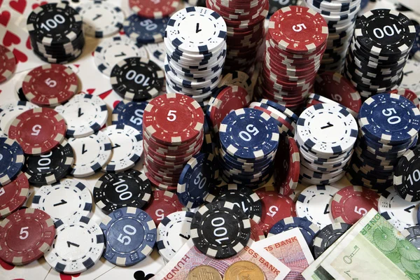 Место игрока в покер; карты, фишки и деньги — стоковое фото