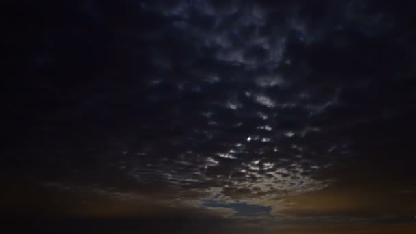 Nubes oscuras se están transformando y moviendo a través del cielo nocturno y la luna. Time-lapse, UHD - 4K — Vídeo de stock