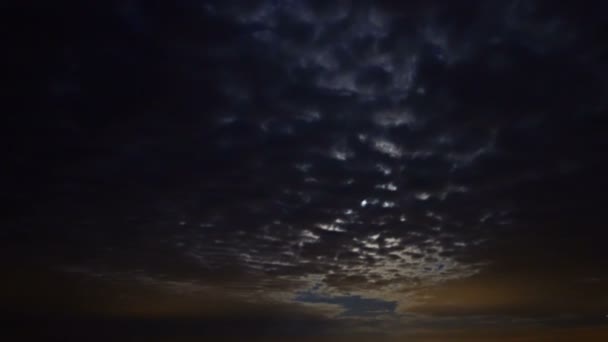 Les nuages sombres se transforment et se déplacent à travers le ciel nocturne et la lune. Time-lapse, UHD - 4K — Video