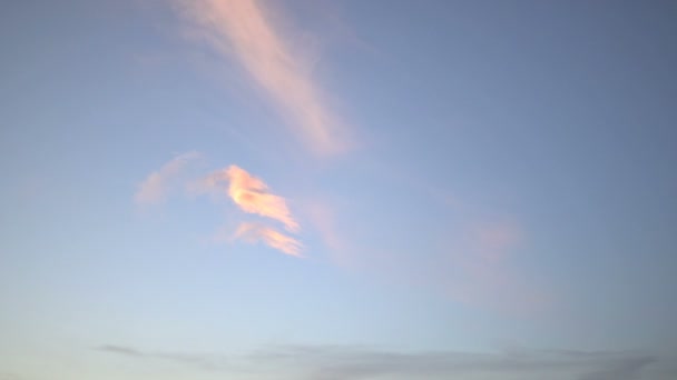 Le nuvole rosa si stanno trasformando e muovendo attraverso il cielo mattutino. Time-lapse, UHD - 4K — Video Stock