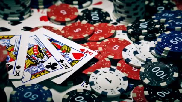Bir görünümün bir poker oyuncusu yer boyunca hareket: kartları ve cips — Stok video