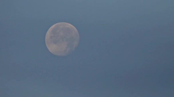 La pleine lune se déplace dans le ciel nocturne nuageux 