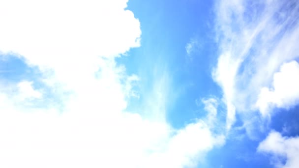 Nubes blancas suaves se están transformando y moviendo a través del cielo azul. Un lapso de tiempo. UHD - 4K — Vídeo de stock