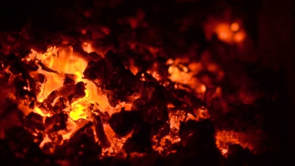 壁炉里的炭火。特写镜头。到-4 k — 图库视频影像