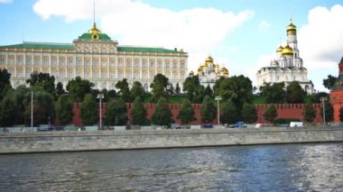 Moskova Kremlin, Moskva Nehri rıhtımı, Büyük Kremlin Sarayı, Annunciation Katedrali, Başmelek Katedrali ve Büyük Çan Kulesi Ivan. Uhd - 4k. 25 Ağustos 2016. Moskova. Rusya