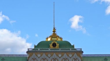 Altın saat ve spire Grand Kremlin Palace çatısında. Hızlandırılmış. UHD - 4k. 25 Ağustos 2016. Moskova. Rusya