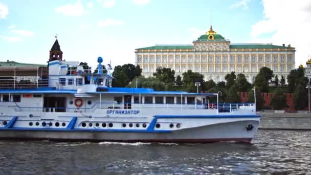 Kremlin van Moskou, de rivier Moskva quay en The Grand Palace van het Kremlin. UHD - 4k. 25 augustus 2016. Moskou. Rusland — Stockvideo