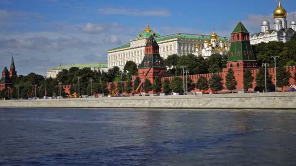 Kremlin de Moscú, muelle del río Moskva, Palacio del Gran Kremlin, Catedral de la Anunciación y Catedral del Arcángel. Un lapso de tiempo. UHD - 4K. 26 de agosto de 2016. Moscú. Rusia — Vídeo de stock