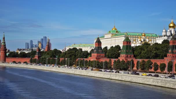 Moskauer Kreml, Moskauer Uferpromenade, der große Kreml-Palast, die Verkündigungskathedrale, die Kathedrale des Erzengels und die Wolkenkratzer des internationalen Geschäftszentrums von Moskau. Zeitraffer. uhd - 4k. 26. August 2016. moskau. Russland — Stockvideo