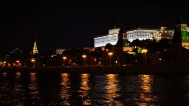 Moskova Kremlin, Moskova Nehri'ne quay, The Grand Kremlin Palace ve duyuru akşam The Cathedral. Hızlandırılmış. UHD - 4k. 26 Ağustos 2016. Moskova. Rusya