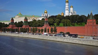 Moskova Kremlin, Moskova Nehri'ne quay, The Grand Kremlin Palace, duyuru, The Cathedral, The Cathedral baş melek ve Ivan büyük çan kulesi. UHD - 4k. 26 Ağustos 2016. Moskova. Rusya