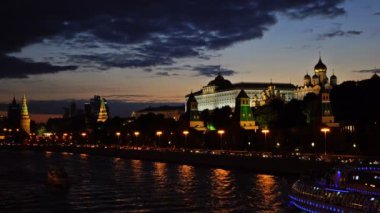 Moskova Kremlin, Moskova Nehri'ne quay, The Grand Kremlin Palace, duyuru, The Cathedral, baş melek The Cathedral ve Moskova Uluslararası İş Merkezi gökdelenler. Gün batımı. UHD - 4k. 26 Ağustos 2016. Moskova. Rusya