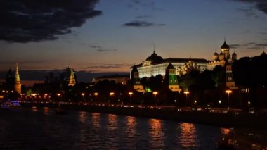 Moskova Kremlin, Moskova Nehri'ne quay, The Grand Kremlin Palace, duyuru, The Cathedral, baş melek The Cathedral ve Moskova Uluslararası İş Merkezi gökdelenler. Gün batımı. Hızlandırılmış. UHD - 4k. 26 Ağustos 2016. Moskova. Rusya