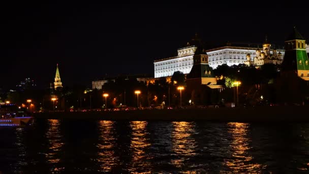 モスクワ クレムリン、モスクワ川岸壁、クレムリン王宮と、夕方には受胎告知聖堂。Uhd - 4 k。2016 年 8 月 26 日。モスクワ。ロシア — ストック動画