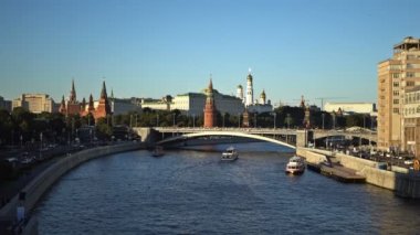 Moskova Kremlin, Moskova Nehri'ne quay, büyük taş köprü, The Grand Kremlin Palace, duyuru, The Cathedral, The Cathedral baş melek, Ivan günbatımı büyük çan kulesinde. UHD - 4k. 28 Ağustos 2016. Moskova. Rusya