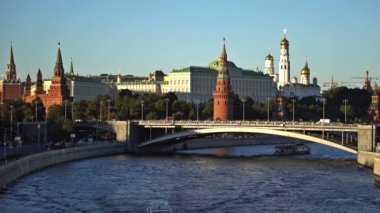 Moskova Kremlin, Moskova Nehri'ne quay, büyük taş köprü, The Grand Kremlin Palace, duyuru, The Cathedral, The Cathedral baş melek, Ivan günbatımı büyük çan kulesinde. UHD - 4k. 28 Ağustos 2016. Moskova. Rusya