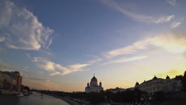 La Catedral de Cristo Salvador al atardecer. Las suaves nubes blancas y grises se están transformando y moviendo a través del cielo azul. Ojo de pez. UHD - 4K. 29 de agosto de 2016. Moscú. Rusia — Vídeos de Stock