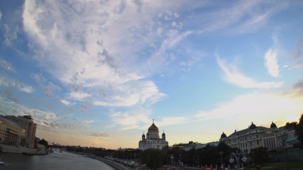 A Catedral de Cristo Salvador ao pôr-do-sol. Nuvens brancas e cinzas suaves estão se transformando e se movendo pelo céu azul. Fisheye. Desfasamento de tempo. UHD - 4K. 29 de agosto de 2016. Moscovo. Rússia — Vídeo de Stock