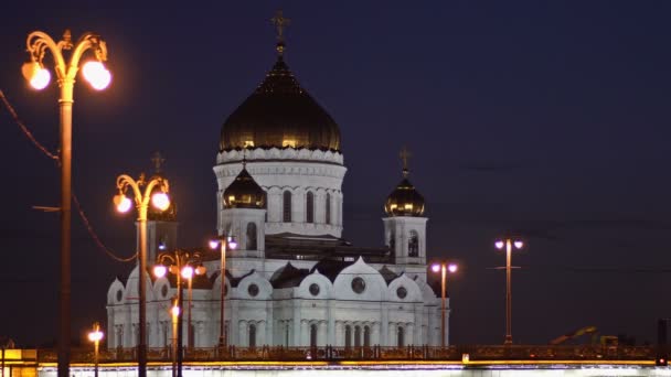 A Catedral de Cristo Salvador e Bolshoy Kamenny Bridge à noite. UHD - 4K. 29 de agosto de 2016. Moscovo. Rússia — Vídeo de Stock