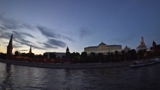 Moscovo Kremlin, cais do rio Moskva, Palácio do Grande Kremlin, Catedral da Anunciação e Catedral do Arcanjo. Fisheye. UHD - 4K. 29 de agosto de 2016. Moscovo. Rússia — Vídeo de Stock