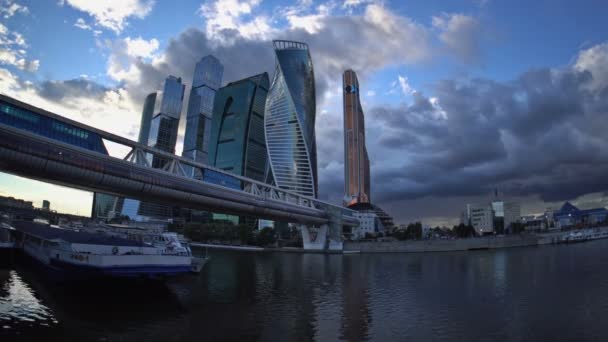 Molnen flytande över skyskraporna i Moscow International Business Center (Moskva-stad) och bron Bagration. Fisheye. Time-lapse. UHD - 4k. 31 augusti 2016. Moskva. Ryssland — Stockvideo