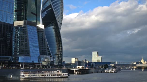 Molnen flytande över skyskraporna i Moscow International Business Center (Moskva-stad), bron Bagration och World Trade Center. UHD - 4k. 31 augusti 2016. Moskva. Ryssland — Stockvideo
