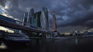Moskova Uluslararası İş Merkezi (Moskova-şehir) ve Bagration köprü gökdelenler içinde yüzen fırtına bulutları. Balıkgözü. UHD - 4k. 31 Ağustos 2016. Moskova. Rusya