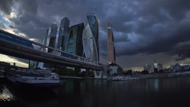 De storm wolken drijven over de wolkenkrabbers van het Moscow International Business Center (Moscow-City) en de brug van Bagration. Fisheye. UHD - 4k. 31 augustus 2016. Moskou. Rusland — Stockvideo