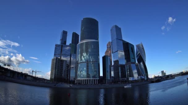 Die Wolken schweben über den Wolkenkratzern des Moskauer internationalen Geschäftszentrums (Moskau-Stadt), der Bagrationsbrücke und der dritten Ringstraße. Fischauge. uhd - 4k. 31. August 2016. moskau. Russland — Stockvideo