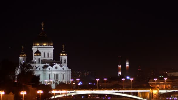 A Catedral de Cristo Salvador e Bolshoy Kamenny Bridge à noite. UHD - 4K. 29 de agosto de 2016. Moscovo. Rússia — Vídeo de Stock