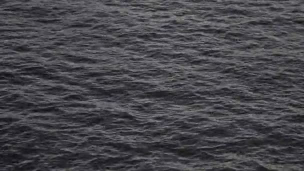 黑水在傍晚在河上波涛汹涌。Uhd - 4k. — 图库视频影像